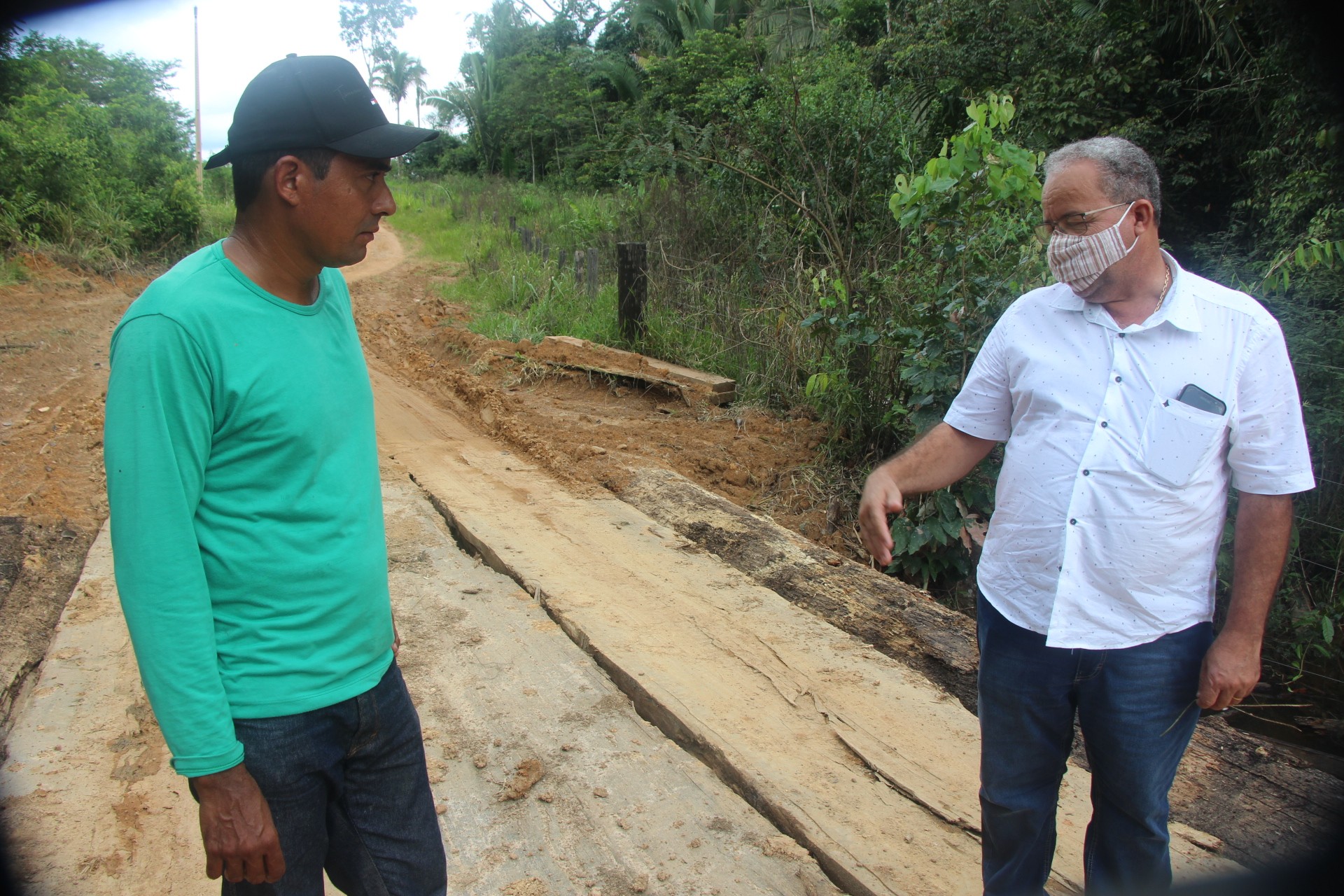 Prefeito Miltinho visita trecho da linha G8 antes e depois de realizados  trabalhos.