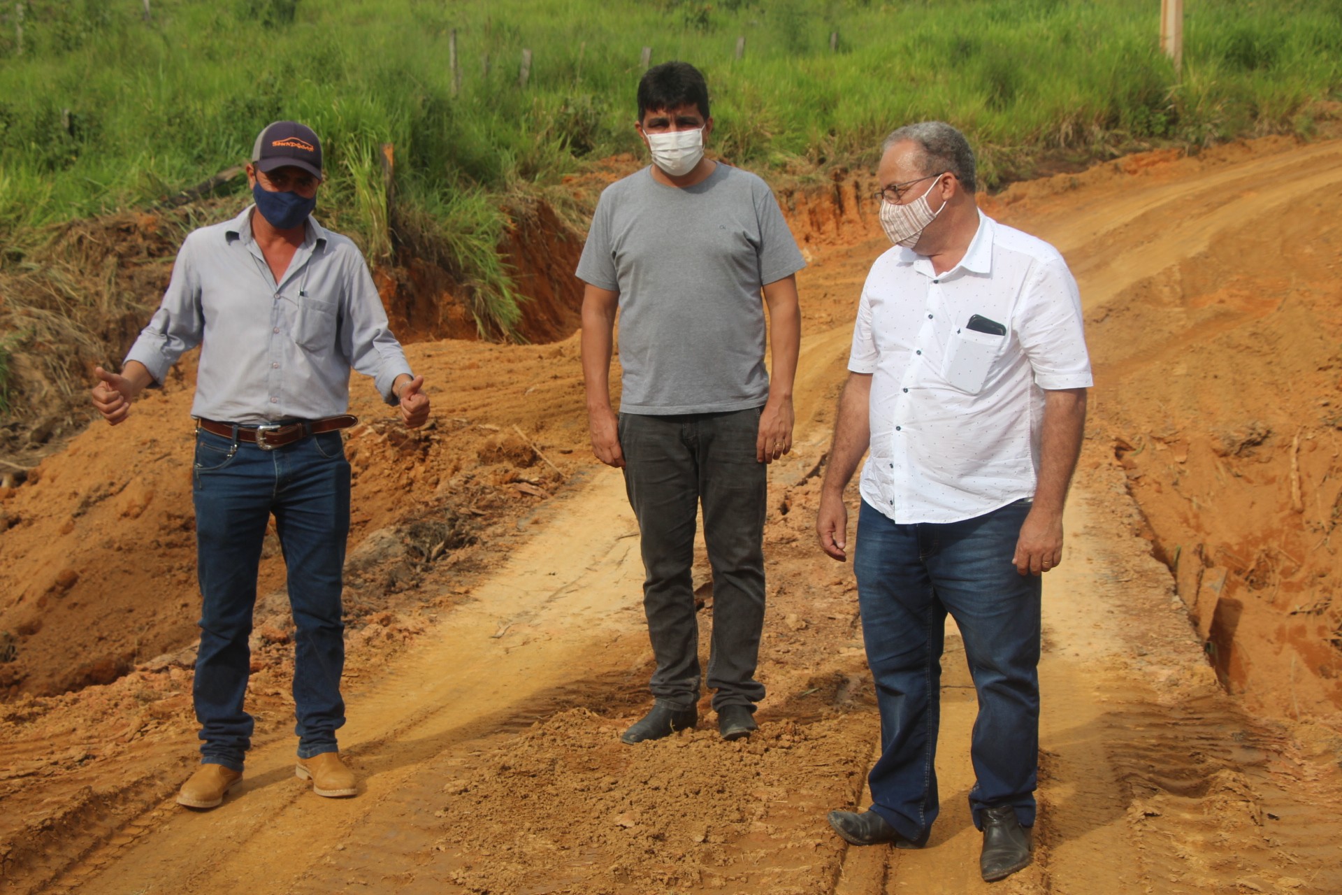 Prefeito Miltinho visita trecho da linha G8 antes e depois de realizados  trabalhos.